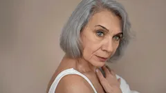 Šedivé vlasy – nový styl: 5 účesů, které osvěží vzhled a omladí bez barvení