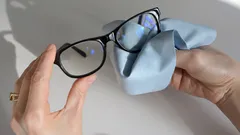 Žádné skvrny už nikdy více: tajemství křišťálově čistých brýlí bez spreje a mikrovlákna