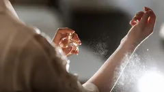 Jak snadno udržet vůni parfému na těle od rána do večera: Tajemství nejlepších parfumérů