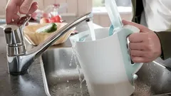 Proč nelze dolévat vodu do varné konvice po jejím převaření: Tuto chybu dělá mnoho lidí