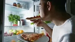 Je možné jíst večer, když chcete zhubnout? Trenérka rozbila oblíbený mýtus na kusy