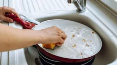 Proč nemýt pánvičku hned po přípravě snídaně: pravidlo, které prodlužuje životnost nádobí