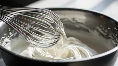 Jak snadno ušlehat šlehačku bez mixéru: Trik se zavařovací sklenicí, který vždy funguje