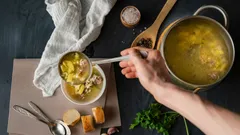 Proč je vždy nejlepší vařit polévku bez pokličky: Šéfkuchař odhaluje pravý důvod