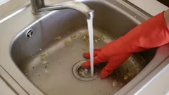 Stačí jedna tableta a horká voda – ucpání zmizí samo: jednoduchý trik od hospodyněk