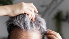 Nejlepší barva vlasů pro chladné období roku 2025: maskuje šediny a okamžitě omlazuje