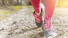 Chůze proti břišnímu tuku: trenér prozrazuje účinnou denní dávku pro viditelné výsledky