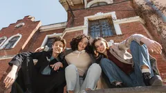 Spoření, půjčky a stres: co ukazují data o penězích mladých v roce 2025