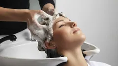 Tajemství mytí vlasů: Kolik šamponu skutečně potřebujete – odpovědi stylistů