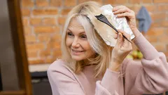 Barvení vlasů po šedesátce: Tajemství odstínů, které nestárnou, ale omlazují