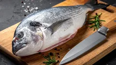 Jak očistit rybu od šupin bez nepořádku a stříkání: trik zkušených kuchařů s nádobou a vodou