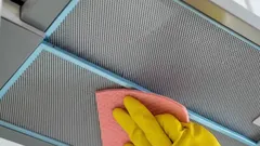 Tuk mizí jako kouzlem: Jednoduchý způsob, jak vyčistit digestoř za 5 minut bez škrabky a chemie