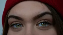 Co znamená „trojúhelníkový pohled“? Psychologové odhalují tajné zprávy