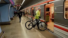 Pražskému metru hrozí úplný zákaz elektrokol a elektrokoloběžek. Co se stalo?