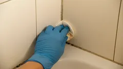 Zářivé spáry dlaždic za 15 minut: Tajemství úklidových expertů pro efektivní boj s nečistotou a plísní