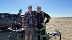 Žádný Photoshop: astrofotograf zachytil padajícího člověka na pozadí Slunce