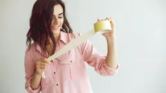 Lepicí páska, která pracuje za vás: geniální triky, které znají jen chytré hospodyňky