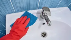 Každá sprcha je malým zločinem proti vaně: Jedna zvyk zabrání množení bakterií