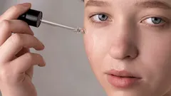 Vrásky mizí: Tento přírodní olej zesvětlí pokožku a navrátí jí zářivost