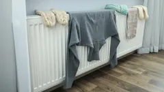 Proč bychom nikdy neměli dávat mokré prádlo na radiátor – nepříjemné následky