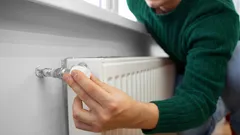 Vyplatí se vypínat radiátory na noc? Odborníci vysvětlují, zda to pomůže ušetřit na účtech