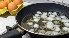 Smažená vejce budou dokonalá: neobvyklý trik s kostkou ledu na pánvi