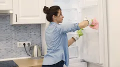 Jak často čistit lednici: nejlepší expertní tipy, které vám pomohou předejít zápachu a plísni