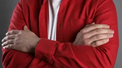 Překřížené ruce během rozhovoru mohou prozradit více než slova — co říkají psychologové