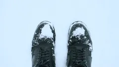 Stačí, aby vám v listopadu šplouchlo na podrážku, a můžete běžet po ledu: boty se drží na zemi jako trny