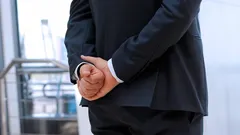 Jak často chodíte s rukama za zády? Psychologové vysvětlují, co to o vás může prozradit