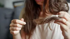 Vlasy se během dne mastí a konečky se třepí: odborníci vysvětlují, jak často je třeba si mýt vlasy