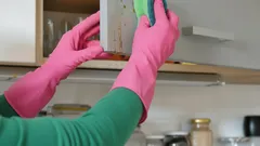 Rada od babičky: Snadno odstraňte odolný tuk v kuchyni i jinde pomocí dostupného prostředku