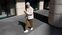 Stále při chůzi koukáte do telefonu? Psychologové varují před negativními důsledky tohoto zvyku