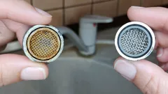 Vápenný kámen na vodovodní baterii zmizí sám – instalatéři radí, jak se problému zbavit za pár korun