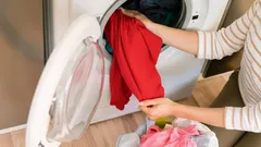 Vaše prádlo schne pomalu? Zde je návod, jak ho usušit rekordně rychle i bez sušičky