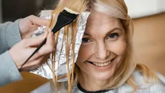 Omládněte o 10 let jediným barvením: odstíny vlasů, které vám opticky uberou roky