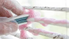 Jak rychle a efektivně vyčistit žaluzie bez sundání — jednoduchý způsob