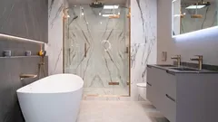 Čím nahradit dlažbu v koupelně: 10 nejlepších alternativních řešení