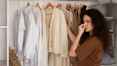 Jak se zbavit nepříjemných pachů ve skříni bez chemie: 3 domácí prostředky s maximálním účinkem