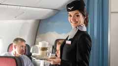 Proč vám letušky dávají vodu potají: Trik, který ovlivňuje pohodlí letu