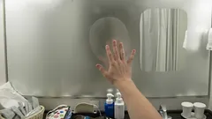 Zrcadla už nikdy nezamlží: 5 triků, jak mít koupelnové zrcadlo vždy dokonale čisté