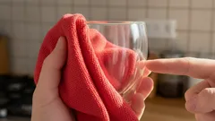 Jak dodat skleněnému nádobí dokonalý lesk? Jednoduché metody bez drahých chemikálií