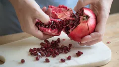 Jak oloupat granátové jablko za 10 sekund a nezamazat se šťávou: metoda, která překračuje zákony fyziky