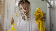 Sprchový kout bude zářit: Nejlepší způsoby čištění od hotelových uklízeček, které vás překvapí