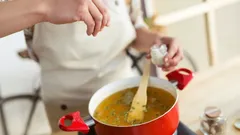 Jak za 30 sekund udělat jakoukoli polévku chutnou a voňavou: trik šéfkuchaře pro líné