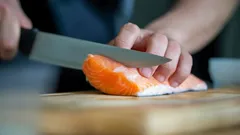 Proč namáčet nůž do vroucí vody před krájením ryb: japonská metoda pro dokonalé filety