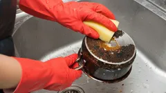 Černý povlak na pánvi a hrnci zmizí sám od sebe: jednoduchý trik, který snadno vyřeší problém