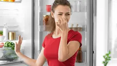 Lednička bez zápachu: kam dát jednu lžíci „záchrance“, kterou má každý doma