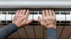 Radiátor bublání a neohřívá se: jednoduchý trik vrátí teplo bez volání opraváře