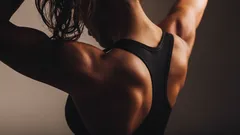 Shyby bez hrazdy: Trenér prozradil 3 nejlepší cviky pro pevná záda doma